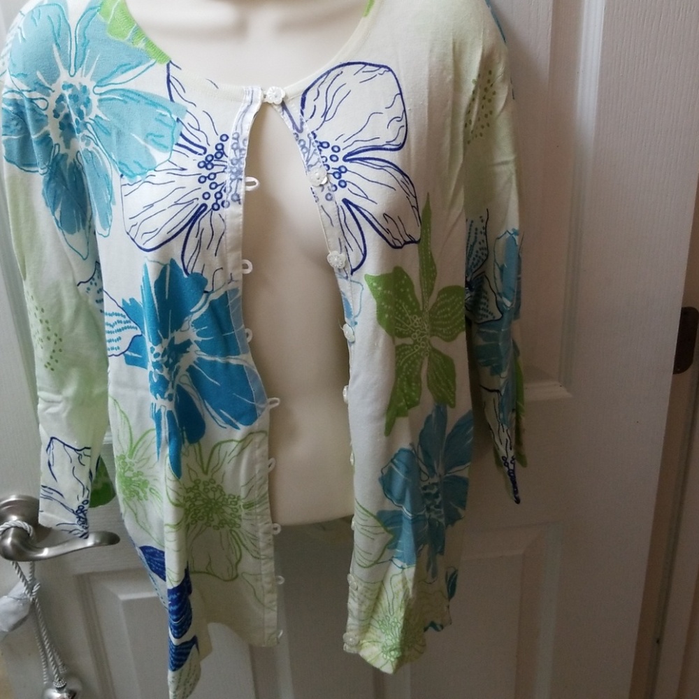 Cardigan sweater with pretty flower buttons NWT